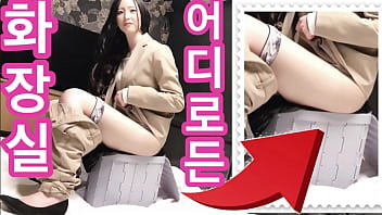 Korean subtitles. Consequences of using a disaster toilet by a gal - Japanese jaw-dropping pee. vibrator, masturbating, pop-shot